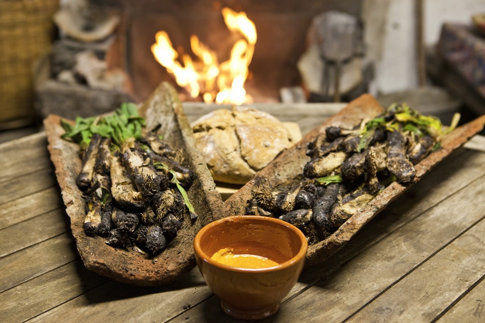 Por qué no pueden faltar los baberos en la calçotada de un restaurante?