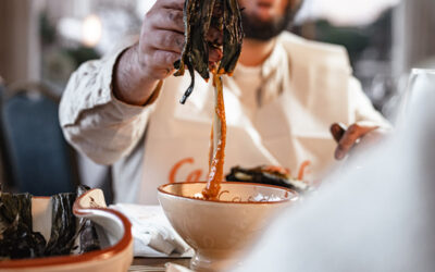 Why should bibs be a must at a restaurant calçotada?