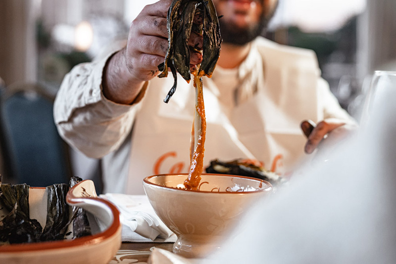 Por qué no pueden faltar los baberos en la calçotada de un restaurante?