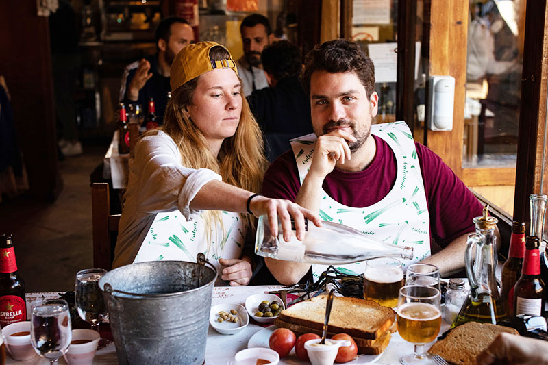 Calçots: cebollas de temporada con protocolo de consumo, babero